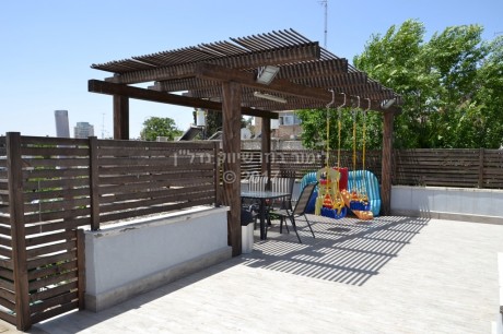 Spacious roof balcony 